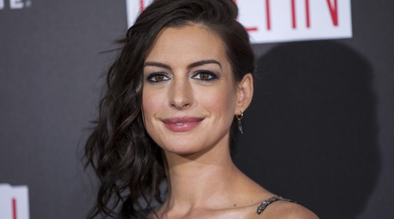 Anne Hathaway très enceinte est aussi radieuse que souffrante