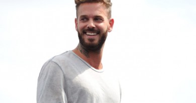 M. Pokora retire son tatouage au cou