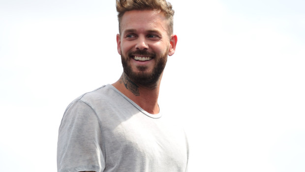 M. Pokora retire son tatouage au cou