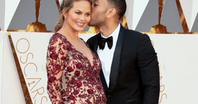 Chrissy Teigen : Promenade en famille