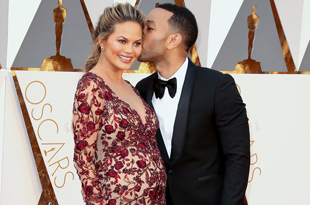 Chrissy Teigen : Promenade en famille