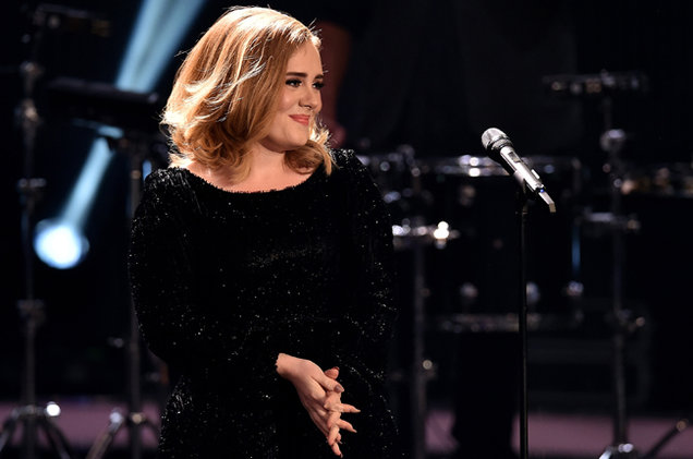 Adele raconte une anecdote sur scène !